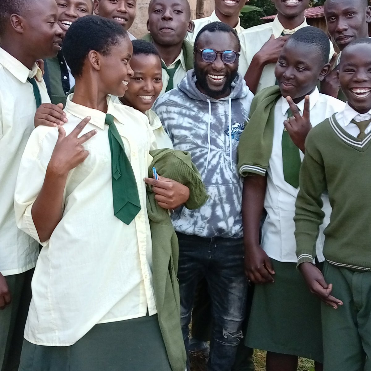 Leo nilijua wanafunzi wa huku si wa mchezo bana! 😅
Maswali zilikuwa kama za matatu ya Bungoma—hazikosi kelele! 🤣
Na ile kicheko tulikula? Hadi nimesikia nimepona pressure ya maisha!
Wasee hawa ni future governors, MCAs na CEO wa mandazi empire! 😎#WanafunziNiPower