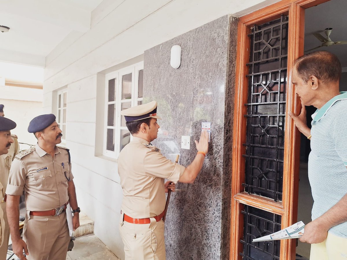 As part of the 'Mane Manege Police' initiative, our respected DCP West,with the ACP of Vijayanagara and  PI of Basaveshwarnagar, accompanied by beat staff, visited residences within Basaveshwarnagar jurisdiction and briefed residents on the concept and benefits of beat policing