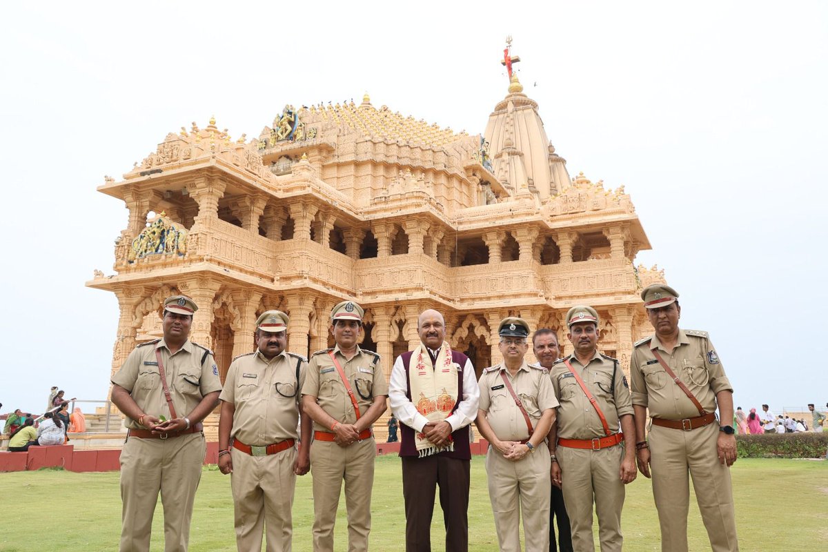 આજ રોજ માનનીય કમાન્ડન્ટ જનરલશ્રી મનોજ અગ્રવાલ સાહેબશ્રી તથા SSO શ્રી મનીષ ત્રિવેદી સાહેબ તથા અન્ય જિલ્લા કમાન્ડન્ટશ્રીઓ સાથે શ્રી સોમનાથ મહાદેવ મંદિર ના દર્શનનો અમુલ્ય લ્હાવો લીધો.