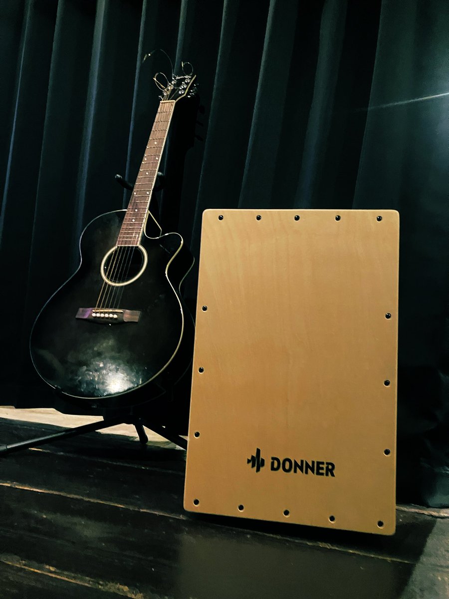 浮雲います！

今日はオムライス数量限定で作ります。

あと浮雲にカホン買いました！
アコースティックライブこれからどんどん楽しくなります🥁

オープンマイクはいつでもできるので来店前に教えてくれたら準備しときます！(飛び込みやとちょい準備時間かかります)