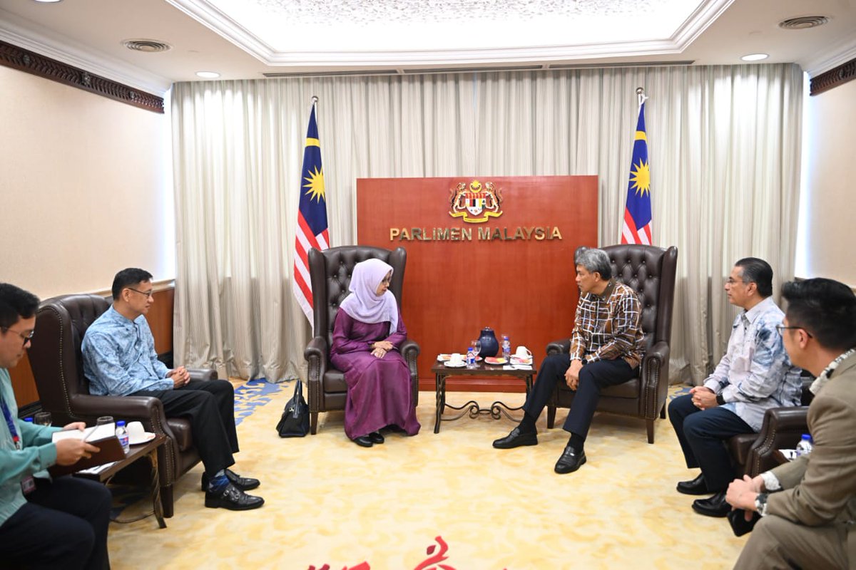 Foreign Minister Dato’ Seri Utama Hj Mohamad bin Hj Hasan received a courtesy call by Commissioner of the Independent Permanent Human Rights Commission of the Organisation of Islamic Cooperation (IPHRC), Professor Emeritus Dato’ Dr. Aishah Bidin, at Parlimen Malaysia today. (1/5)