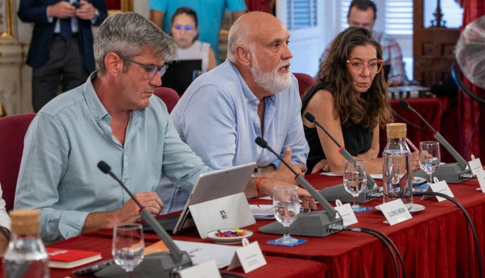 Javier Ramírez (@javier_rampe) on Twitter photo <a href="/ElPuerto/">Ayuntamiento de El Puerto de Santa María</a> <a href="/RadioCadiz/">Radio Cádiz</a> 🆙 ACTUALIZACIÓN: Hoy Javier Vidal (La Línea 100x100) pasó por <a href="/MasDeUnoBahia/">Más de Uno Bahía de Cádiz</a> y comentó que «el presidente del Cádiz CF intenta condicionar un voto de la Diputación».
Y preguntó al PSOE «dónde estaban» sus dos diputados en una «votación fundamental».
🔗 acortar.link/7QzkIj <a href="/ElPuerto/">Ayuntamiento de El Puerto de Santa María</a> <a href="/RadioCadiz/">Radio Cádiz</a> 🆙 ACTUALIZACIÓN: Hoy Javier Vidal (La Línea 100x100) pasó por <a href="/MasDeUnoBahia/">Más de Uno Bahía de Cádiz</a> y comentó que «el presidente del Cádiz CF intenta condicionar un voto de la Diputación».
Y preguntó al PSOE «dónde estaban» sus dos diputados en una «votación fundamental».
🔗 acortar.link/7QzkIj