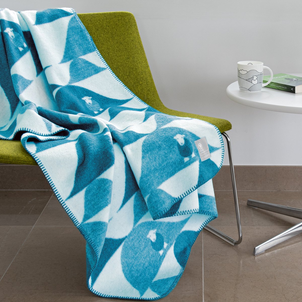 Transport yourself to the breathtaking scenery of the #LakeDistrict with our beautiful Lakes &amp; Fells blanket 🩵
Featuring a reversible design, this blanket is made from a blend of brushed cotton and finished with a blanket stitched edge.

herdysleep.com/throws/lakes-f…

#Herdysleep