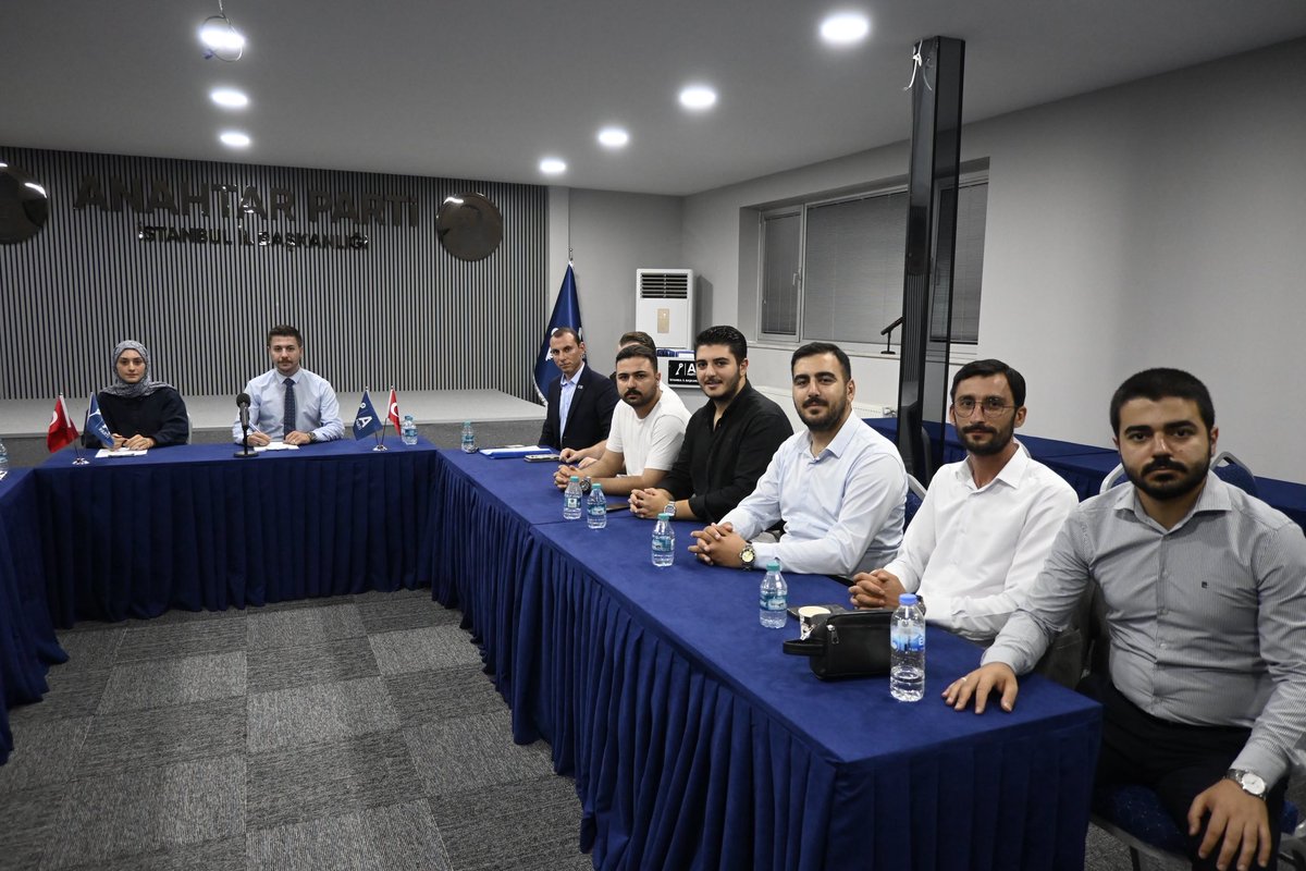 Anahtar Parti İstanbul Gençlik Kolları olarak yürütme kurulu toplantımızı İl Başkanlığımızda gerçekleştirdik.
Toplantımızda birim başkanlıklarımızın faaliyet raporlarını değerlendirdik ve yakın zamanda hayata geçireceğimiz etkinliklerin planlamasını yaptık.

Gençliğin gücüne ve