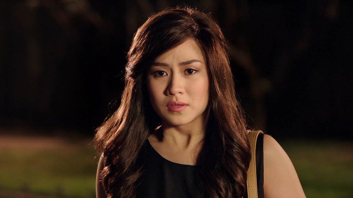 denielemein's tweet image. sabi nga nila, baka auteur nga si cathy garcia-sampana. halos kada pelikula, may confrontation scenes sa ulan. may pa-grand gestures yung bida. at higit sa lahat—may nakakalokang wig na suot ang kanyang female leads.

⊹₊ ⋆ iconic wigs in cathy garcia-sampana’s films, a thread: