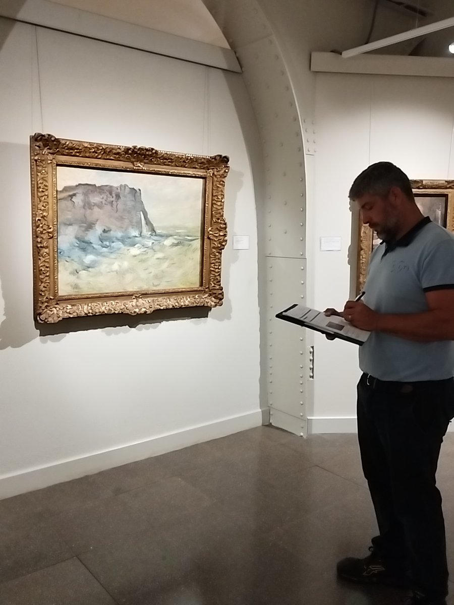 📷 Quan deixem una obra en préstec per a una exposició és mesurar-la per poder preparar correctament la caixa de transport. Per això, avui els professionals de <a href="/sitspain/">sit</a> han visitat el museu per prendre mesures del quadre «Falaise et Porte d'Aval par gros temps», de Claude Monet.