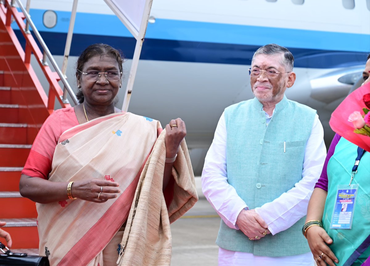 आज देवघर स्थित बाबा बैद्यनाथधाम एयरपोर्ट पर भारत की महामहिम राष्ट्रपति श्रीमती द्रौपदी मुर्मु जी के आगमन पर उनका सादर स्वागत करने का अवसर प्राप्त हुआ।

श्रावणी माह की इस पुण्य बेला में उनका देवघर आगमन सम्पूर्ण झारखंडवासियों के लिए गौरव और हर्ष का विषय है।