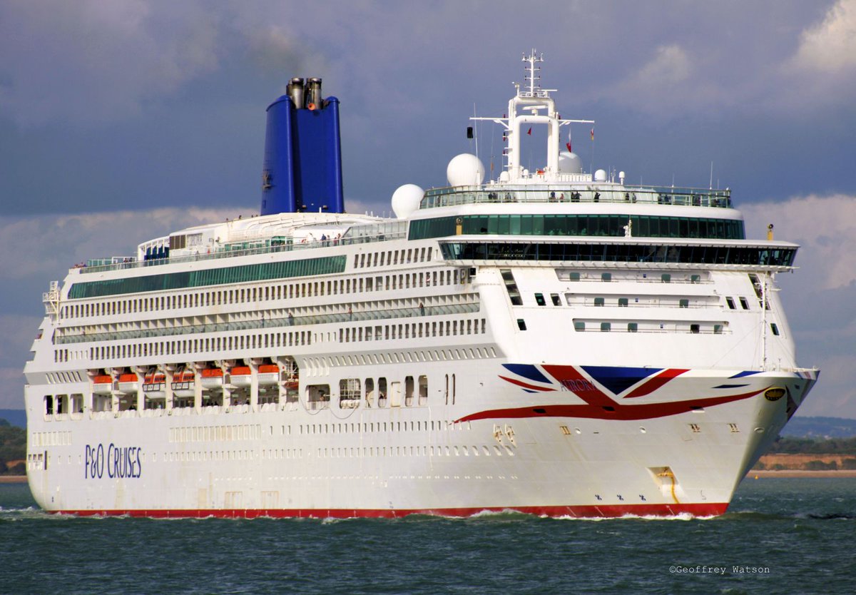 Aurora departing Southampton 26/7/25.
Built Germany 2000.
76,152GT. IMO 9169524.
#carnival #PandO #bermuda #germany #cruising #maritime #southampton #passengers #solent #marinephotography #ships #shippingindustry