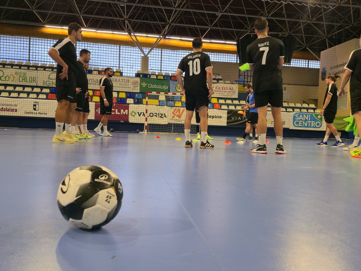Ayer tuvimos nuestra primera sesión de entrenamiento de la temporada 💪🏻

Si queréis saber con detalle todo lo que ocurrió, no olvidéis pasar por nuestra web, donde os contamos cómo fue y todo lo que está por venir😉

Vamos Guada, que estamos de vuelta! 💜

bmguadalajara.es/noticia/el-bal…