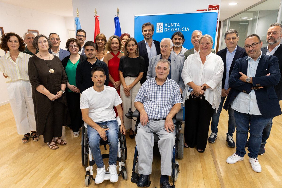 Un ano máis renovamos o noso compromiso coa atención á diversidade do alumnado galego, asinando novas addendas aos acordos con 17 entidades para facilitar o transporte escolar adaptado 

Para o curso 2025-2026 aumentamos ademais a dotación desta colaboración ata 1,9M€