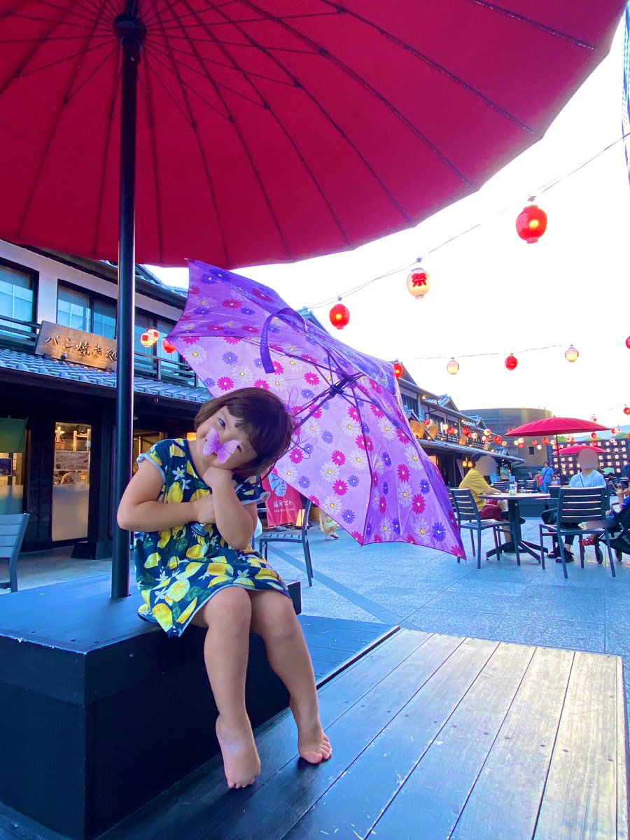 小田原の海に行く予定だったけど、津波警報が2日目でも出る地域があったので、小田原駅の駅ビルの14階の眺めのいい足湯から海と小田原城を楽しんだ☺️2児も大喜びで長居してたお勧めスポット✨城下町を模した地元の名物を楽しめる食事処も楽しい！明らかに自分のビジュに自信満々でポーズを決める4歳児