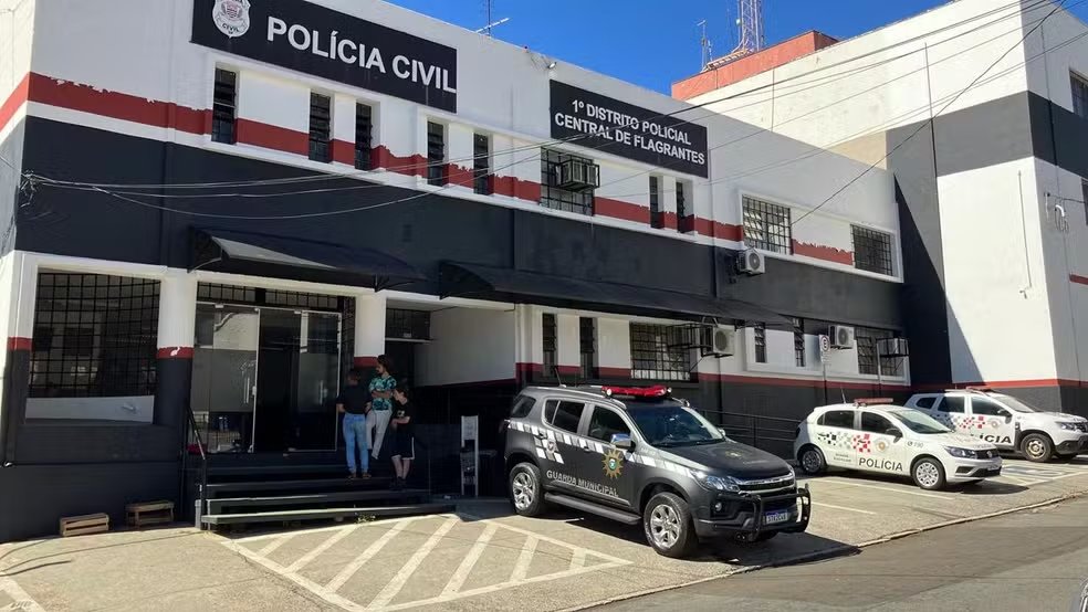 g1campinas's tweet photo. Criminosos roubam cofre com R$ 80 mil após se passarem por jardineiros e renderem empregada em Campinas #g1 #g1Campinas #roubo #cofre https://t.co/Qj8enRQC5K https://t.co/lFTKNHetch