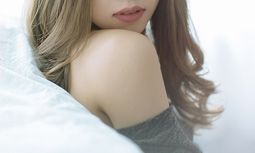 🧡座ったままできる！ 肩まわりの血行不良を改善🧡

外気温と室内の寒暖差によって凝り固まりやすい肩まわりをほぐすプチヨガをご紹介。
最近肩コリがひどい、運動不足かな…という時にどうぞ🤗
alluxeweb.com/post/570/
#ダイエット #ヨガ #ながら美