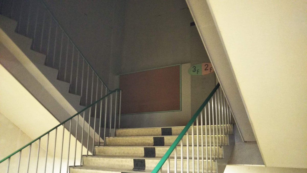 商業施設などで、その建物が建てられた年代の雰囲気を一番強く感じられるのは「階段」説。