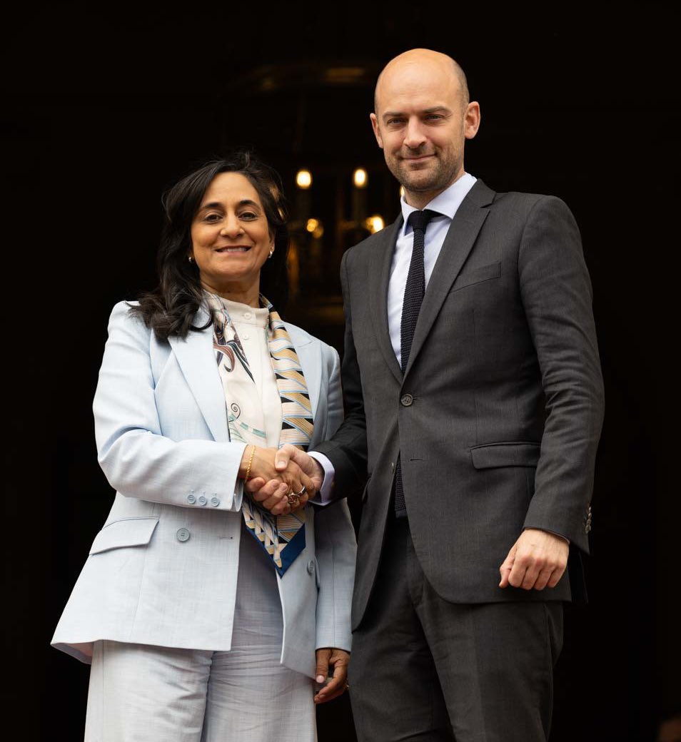 Jean-Noël Barrot (@jnbarrot) on Twitter photo Après le Royaume-Uni, le Canada emboîte le pas à la France et annonce son intention de reconnaître l’Etat de Palestine en septembre. La dynamique lancée par le Président de la République s’accélère. Merci, chère <a href="/AnitaAnandMP/">Anita Anand</a> pour ce travail mené en confiance.
Ensemble, œuvrons Après le Royaume-Uni, le Canada emboîte le pas à la France et annonce son intention de reconnaître l’Etat de Palestine en septembre. La dynamique lancée par le Président de la République s’accélère. Merci, chère <a href="/AnitaAnandMP/">Anita Anand</a> pour ce travail mené en confiance.
Ensemble, œuvrons
