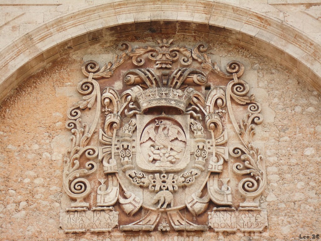 Primera insignia del Virreinato de la Nueva España, frontis de la segunda catedral más antigua de América, la Catedral de San Ildefonso en Mérida, Yucatán, 1562-1599.