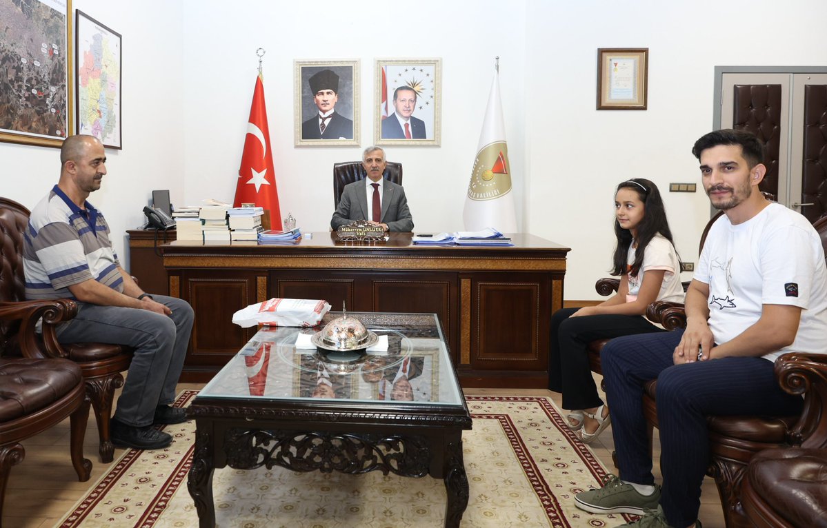 Valimiz Mükerrem Ünlüer, makam ziyaretleri kapsamında;

🔷 Yapı Merkezi Şirketi İdari İşler Uzmanı Eren Çaylaklı

🔷 Şehit babası Kerim Demir ve mahalle sakinleri

 🔷 "Hayal Dünyasında Bir Yer" "Minik İzciler" ve "Açgözlü Sincap" adlı kitapların yazarı Sultan Nur Sarıaltun,