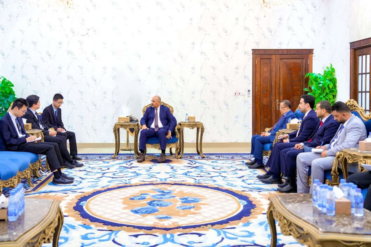 الرئيس الزُبيدي يؤكد اثناء استقباله صباح اليوم القائمَ بأعمال سفير جمهورية الصين الشعبية شاو تشنغ حاجة بلادنا إلى الخبرات الصينية لإعادة تأهيل قطاع الكهرباء ، وتطوير الموانئ ، ودعم قطاعات الزراعة، والأسماك، والصحة، والتربية والتعليم،  وبناء القدرات في مختلف المجالات .