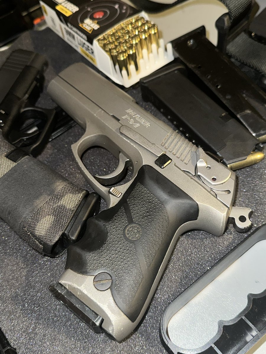Tacticaljavi999's tweet photo. Some old school love👌🔥 #Ruger #RugerP94 #Doubleaction #Glock #Pro2A #Usa https://t.co/aCeYXT4xML