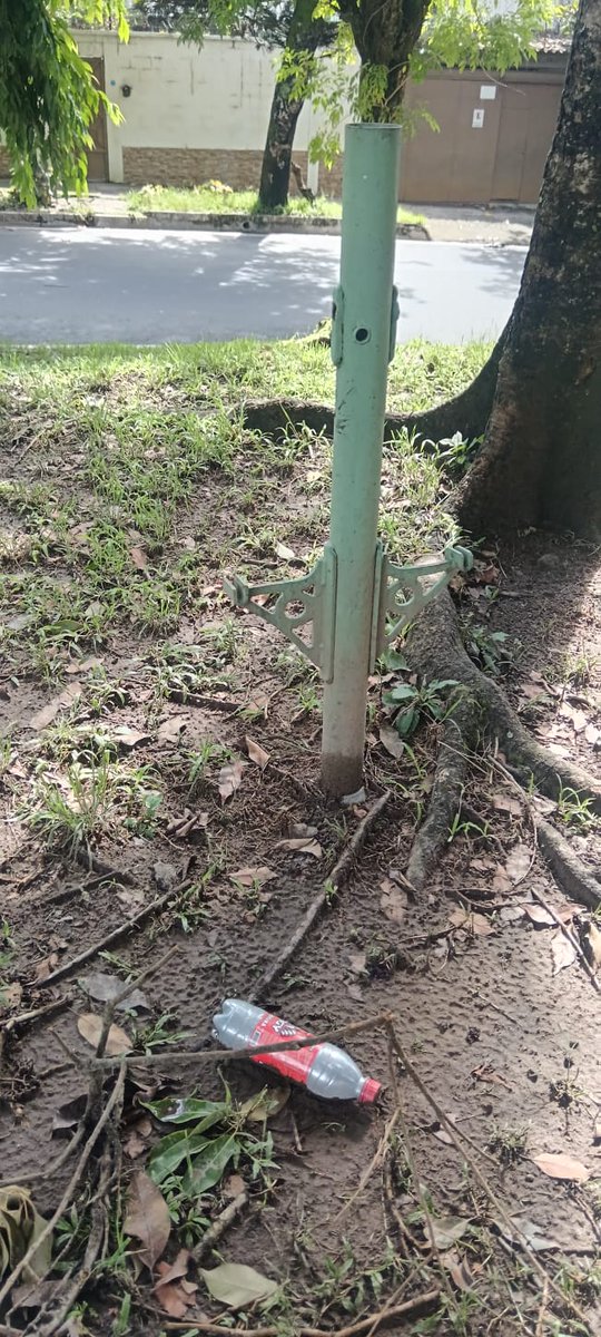 centroAmericass's tweet photo. Solicitando la remodelación de nuestro parque En @coloniacentroamerica  en abandono, 
llamado a la alcaldia #sansalvador a poner más basureros,respaldos de bancas, lineas de cables electricos sueltoS, etc.

#marioduran #sansalvadorCentro
#SScentro #nuevasIdeas #nayibbukele https://t.co/33fDQX6uU3