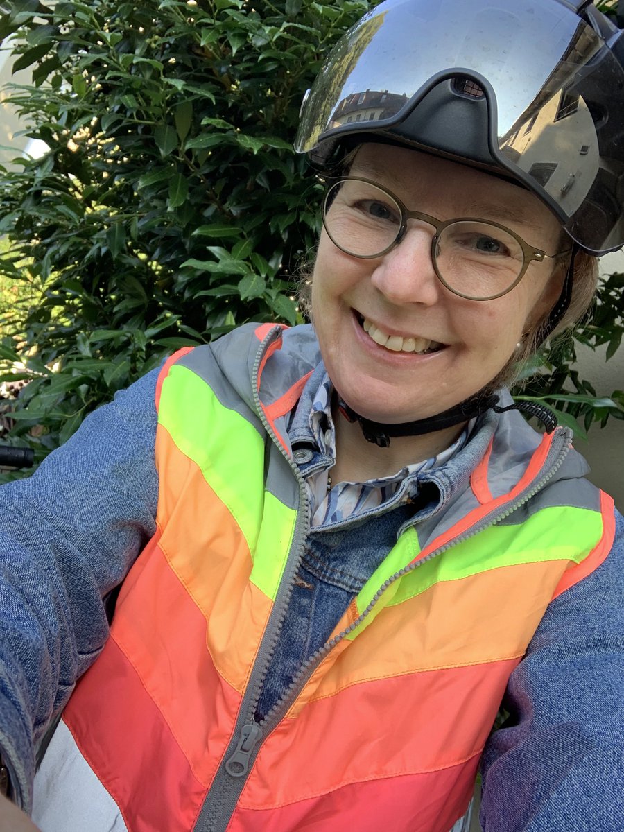 Boomer fahren eBike und tragen woke Warnwesten.