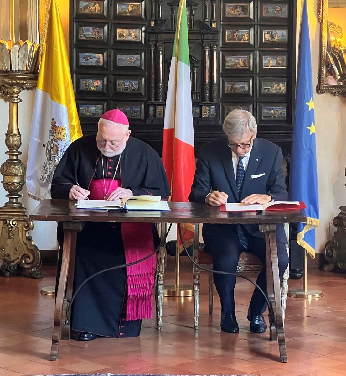Oggi a #PalazzoBorromeo l'Amb. 🇮🇹 presso la Santa Sede Di Nitto e il Segretario per i Rapporti con gli Stati e le Organizzazioni Internazionali 🇻🇦, Mons. Gallagher, hanno firmato l’accordo bilaterale per la realizzazione di un impianto #agrivoltaico a Santa Maria di Galeria