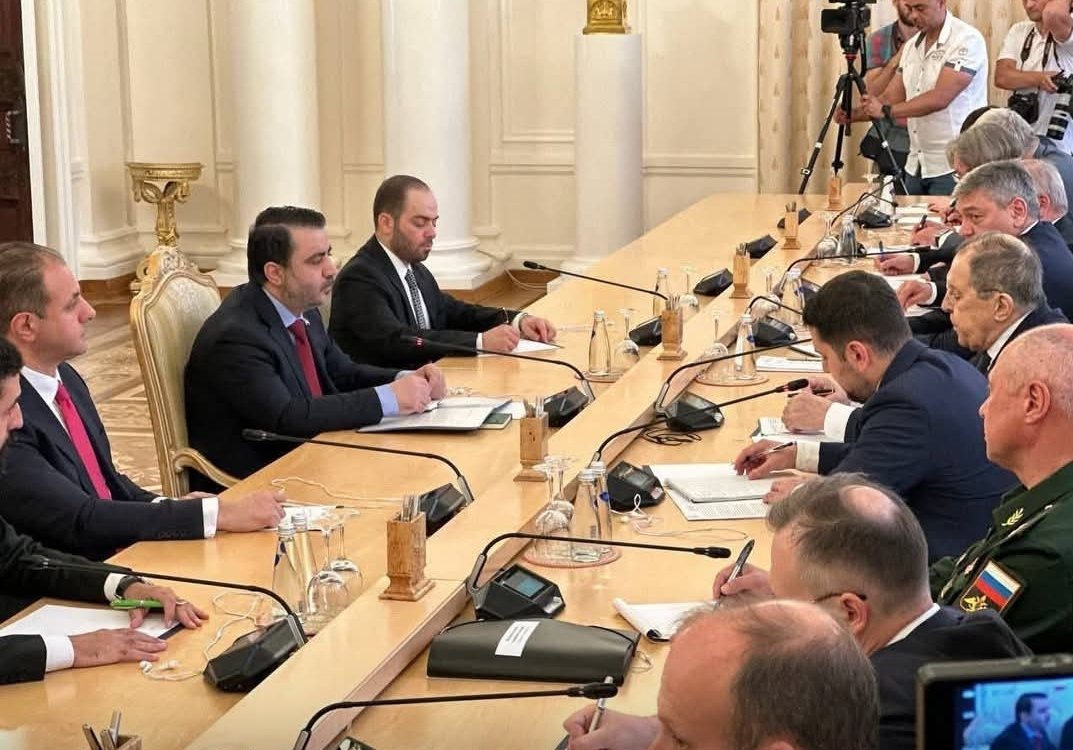 الوجوه لا تكذب.
نظرة إلى ملامح الوفد الروسي... ونظرة إلى وجه الشيباني، تكفي لتفهم من يحكم، ومن يُحكم، ومن انتهى دون أن يعلم.