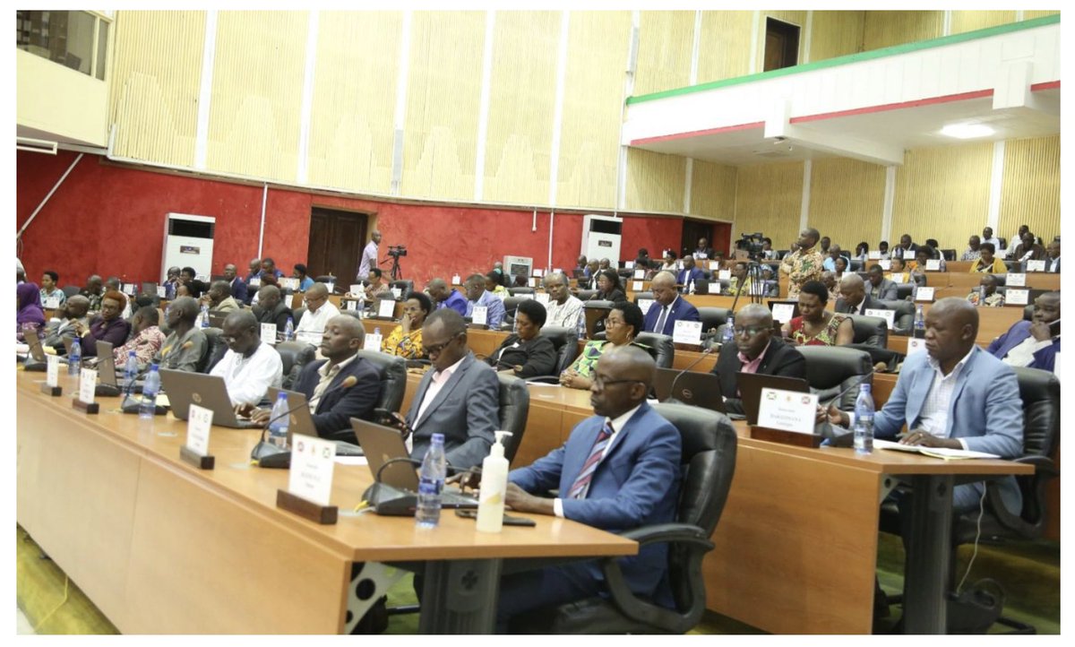 AntoineKaburahe's tweet photo. 🇧🇮 BURUNDI | Le @CnddFdd , né de la lutte armée contre le parti unique, a éliminé  toute opposition parlementaire. 
100% des sièges pour un seul parti : une première en Afrique de l'Est. 
Le parti "révolutionnaire" fait ce qu'il combattait. 
Mon analyse👇
https://t.co/UJRORlzgYc https://t.co/mtG0aoqjtw