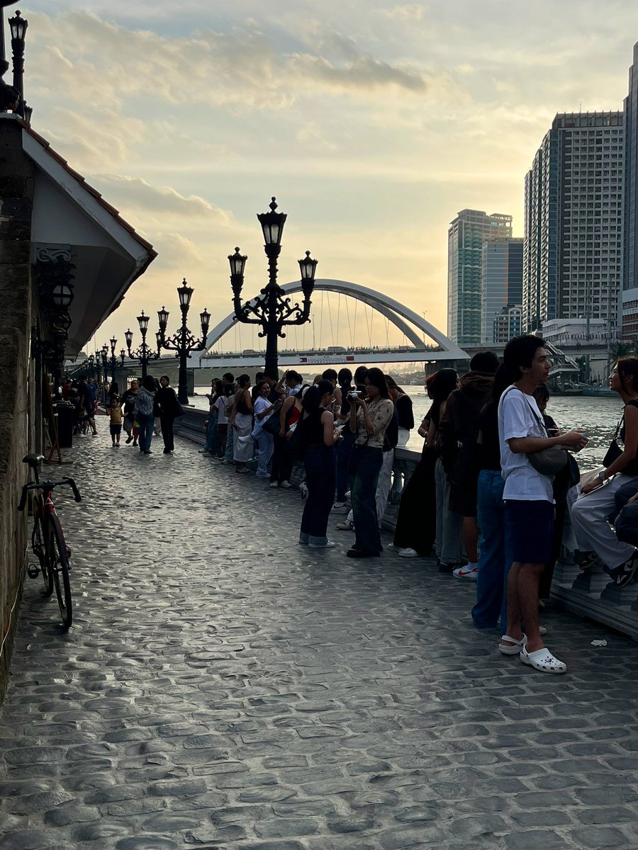 pasig river esplanade a triumph of the government

high turnout of families and students, with the stalls full of patrons on a thursday afternoon