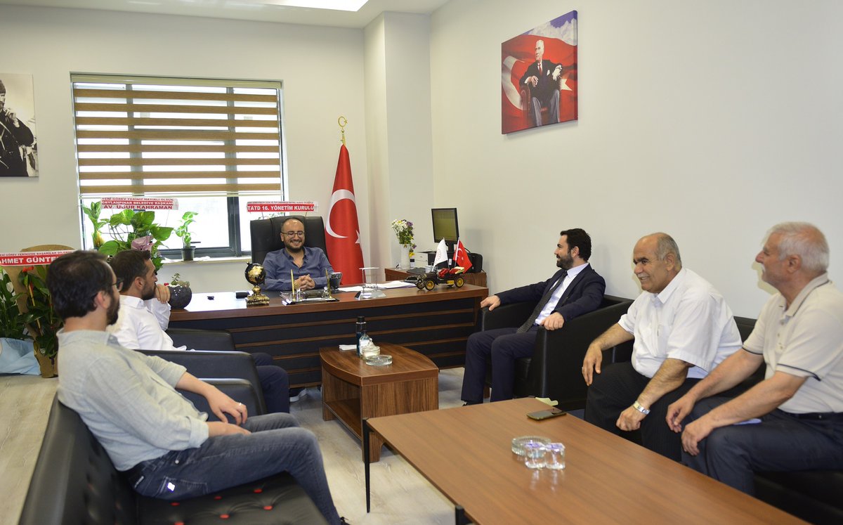 Ceylanpınar Belediye Eşbaşkanı'ndan Başhekim Artan'a Hayırlı Olsun Ziyareti

Ceylanpınar Belediye Eşbaşkanı Uğur Kahraman, eşbaşkan yardımcısı ve meclis üyelerinden oluşan bir heyetle birlikte Ceylanpınar Devlet Hastanesi'ni ziyaret etti. Ziyaret kapsamında, hastanenin yeni