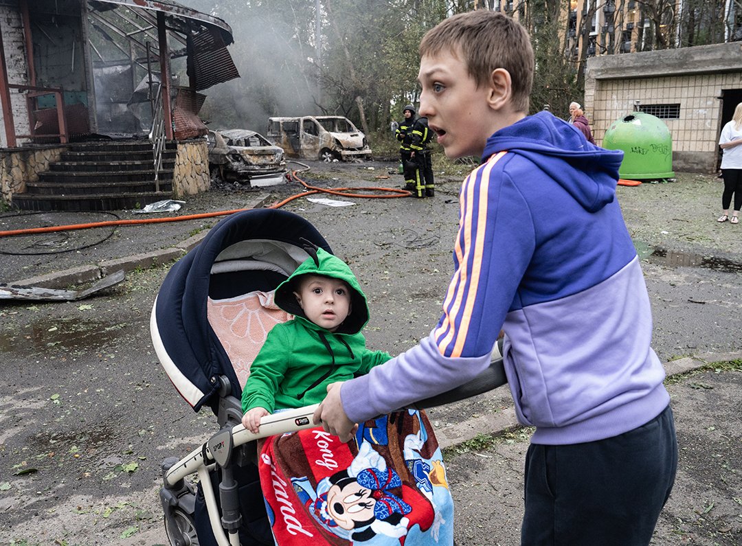Kyiv today. Cruise missiles and drones sent from Russia continue to terrorise, injure and kill people in Ukraine.

#kyiv #Київ #україна #ukraine #humanrights #warinukraine #війнавукраїні