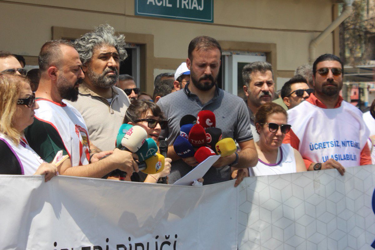 urfatabip's tweet photo. Bugün Balıklıgöl Devlet Hastanesi Acil Servisi önünde, SES, Hekimsen, Birlik Dayanışma Sendikası, ŞUAHED ve Hekim Birliği Sendikası ile biraraya gelerek, dün yaşanan sağlıkta şiddet olayına ilişkin bir basın açıklaması gerçekleştirdik. Sağlıkta şiddet politiktir ve TTB’nin Sağlıkta Şiddet Yasa önerisi dikkate alınarak derhal gerekli düzenlemeler yapılmalıdır. Güvenli çalışma ortamları haktır! #sağlıktasiddetsonaersin
