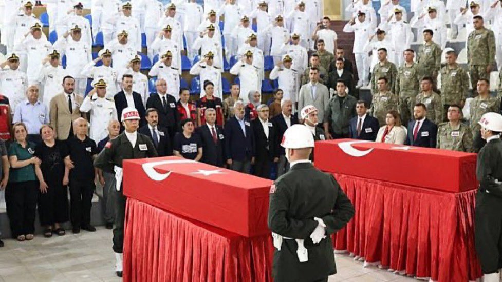 Geçtiğimiz günlerde 2 askerimiz susuzluğa bağlı olarak şehit olmuştu hatırlarsanız. Konuyu takipteyim.

Emekli Tümamiral Yankı Bağcıoğlu konuyla ilgili şu bilgileri paylaştı:

“Askerlerden ve ailelerden aldığım bilgiye göre; iki veya üç asker birlikten firar ediyor. İkisi