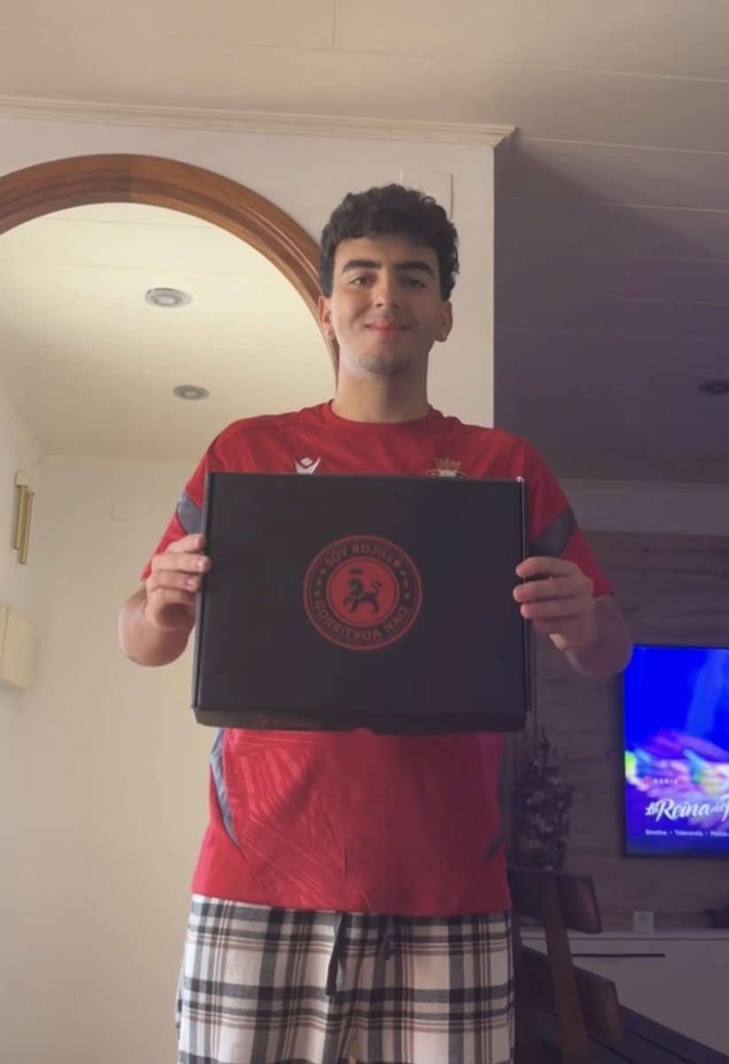Desde que tengo uso de razón, soy de Osasuna.
Siempre lo he llevado en el corazón.

Mi sueño es ser un periodista reconocido
y contar al mundo lo que este club significa.

Hoy, por fin, “soy rojillo”.
Ya cuento los días para ser socio.

Qué orgullo pertenecer a esta familia🔴🔵