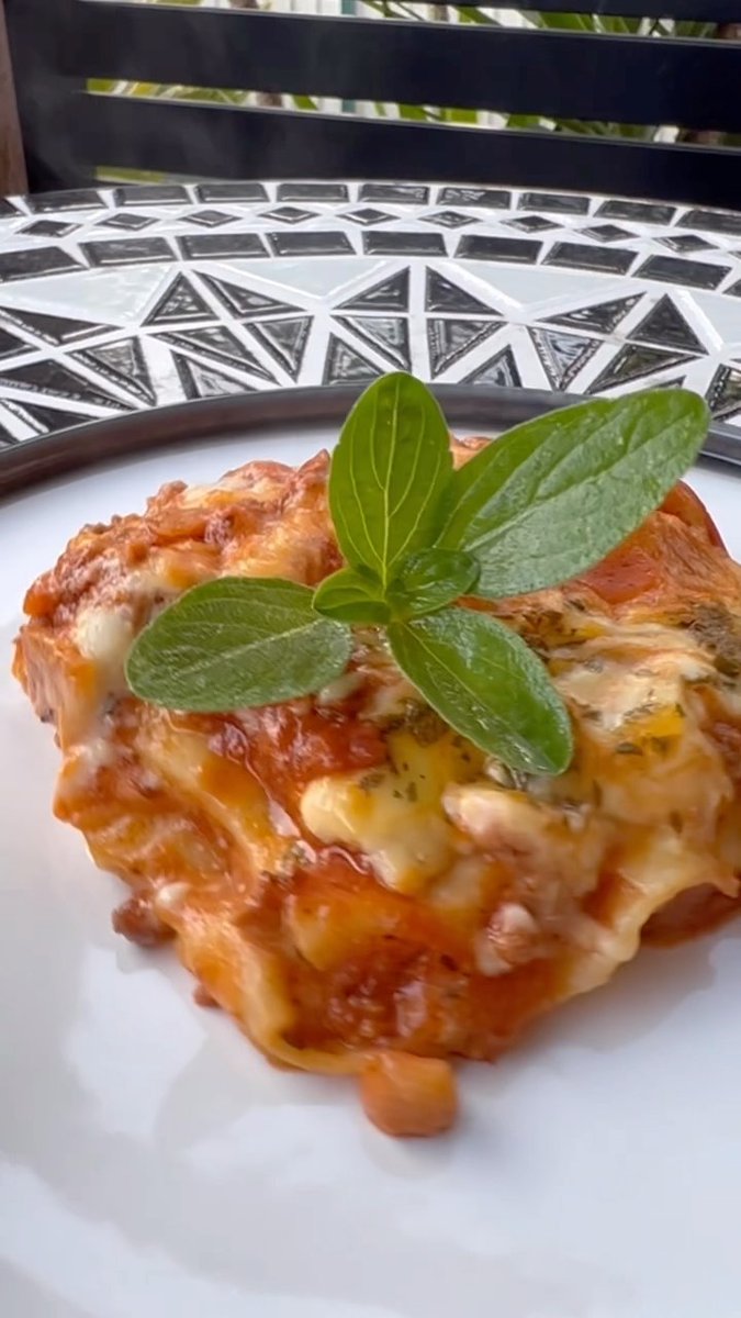 Lasagne 
from : korkyskitchenofficial_ resepmamiku.com/en/lasagne-kor…