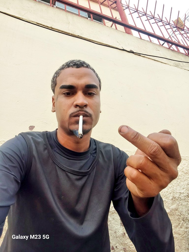 Um brinde a minha capacidade de recomeçar, a todas as vezes que sentei ao lado da dor, conversei com ela e disse que era hora de ir embora, pois eu precisava cuidar das minhas feridas. Me olhei no espelho, ajeitei a postura e bumba: eu estava de volta... paz os trabalho 🕊