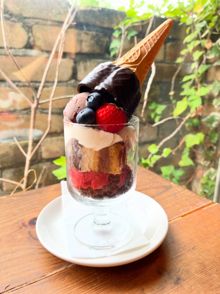 明日からの新メニュー🌻8月は  #アイスケーキチョコパフェ です🍦
毎日暑い日が続いております💦夏休みのお子様にも楽しんでいただけるパフェに仕上げました😊  #チョコレートカフェクオレ