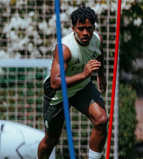 🚨Real Madrid believes that the BEST option for Endrick would be a loan and is working on offering him a strong option. BUT, He wants to stay and FIGHT.
And that, whether the club likes it or not, Changes the outlook.
Xabi will talk with him.
<a href="/nokai/">NoKai</a> ⚪️
