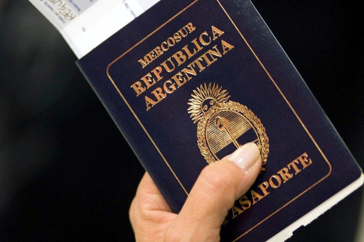 🇦🇷 Discover the benefits of Argentine citizenship

- Enjoy visa-free travel to over 170 countries
- The right to live, work, and study in Argentina and MERCOSUR nations.
- Pass citizenship to your descendants.
- Hold dual citizenship with ease.