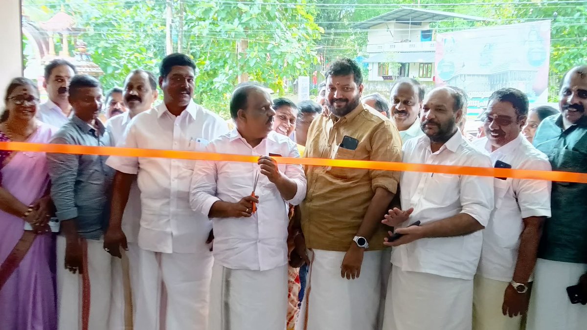 VaSooraj's tweet photo. കേന്ദ്രപദ്ധതികൾ എല്ലാവരിലേക്കും എത്തിക്കാൻ ബി.ജെ.പി ജില്ലാ കമ്മറ്റി ആരംഭിച്ച ഹെൽപ്പ് ഡെസ്കിന്റെ ഉദ്ഘാടനം മേഖലാ അദ്ധ്യക്ഷൻ വി.ബി.ഗോപകുമാർ നിർവ്വഹിച്ചു. സംസ്ഥാന സെക്രട്ടറി അശോകൻ കുളനട മുഖ്യപ്രഭാഷണം നടത്തി. ജില്ലാ ജനറൽ സെക്രട്ടറിമാരായ അയിരൂർ പ്രദീപ്, അഡ്വ.കെ. ബിനുമോൻ, വിജയകുമാർ മണി https://t.co/9sdWohtqF5