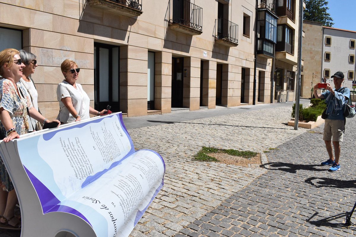 📚🪑 Soria rinde homenaje a Machado con un nuevo Banco-Libro en la Plaza del Vergel

En el marco del 150 aniversario del nacimiento de Antonio Machado, la ciudad suma un nuevo rincón con alma poética: un banco con forma de libro frente al instituto que lleva su nombre, en pleno