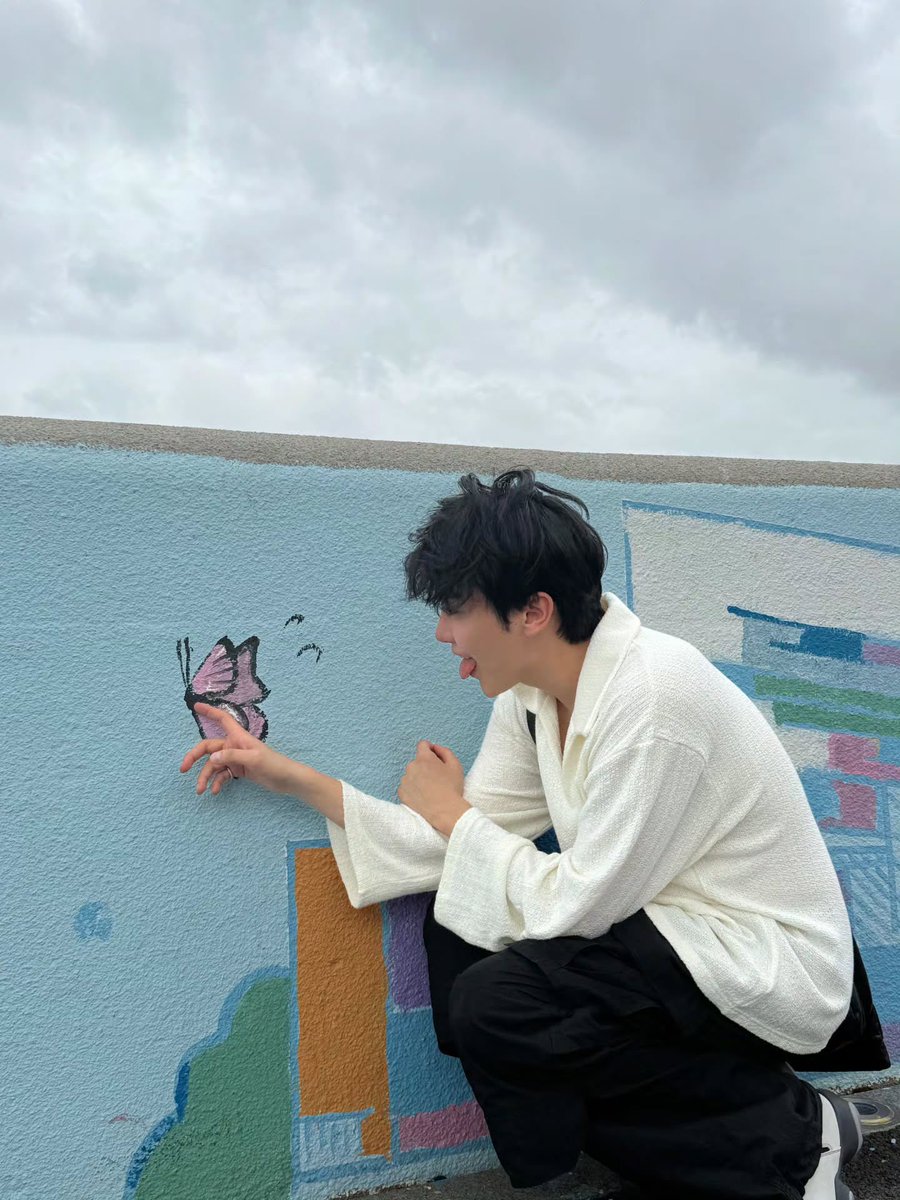 나비보고 신난 혓바닥 내민 강아지//@