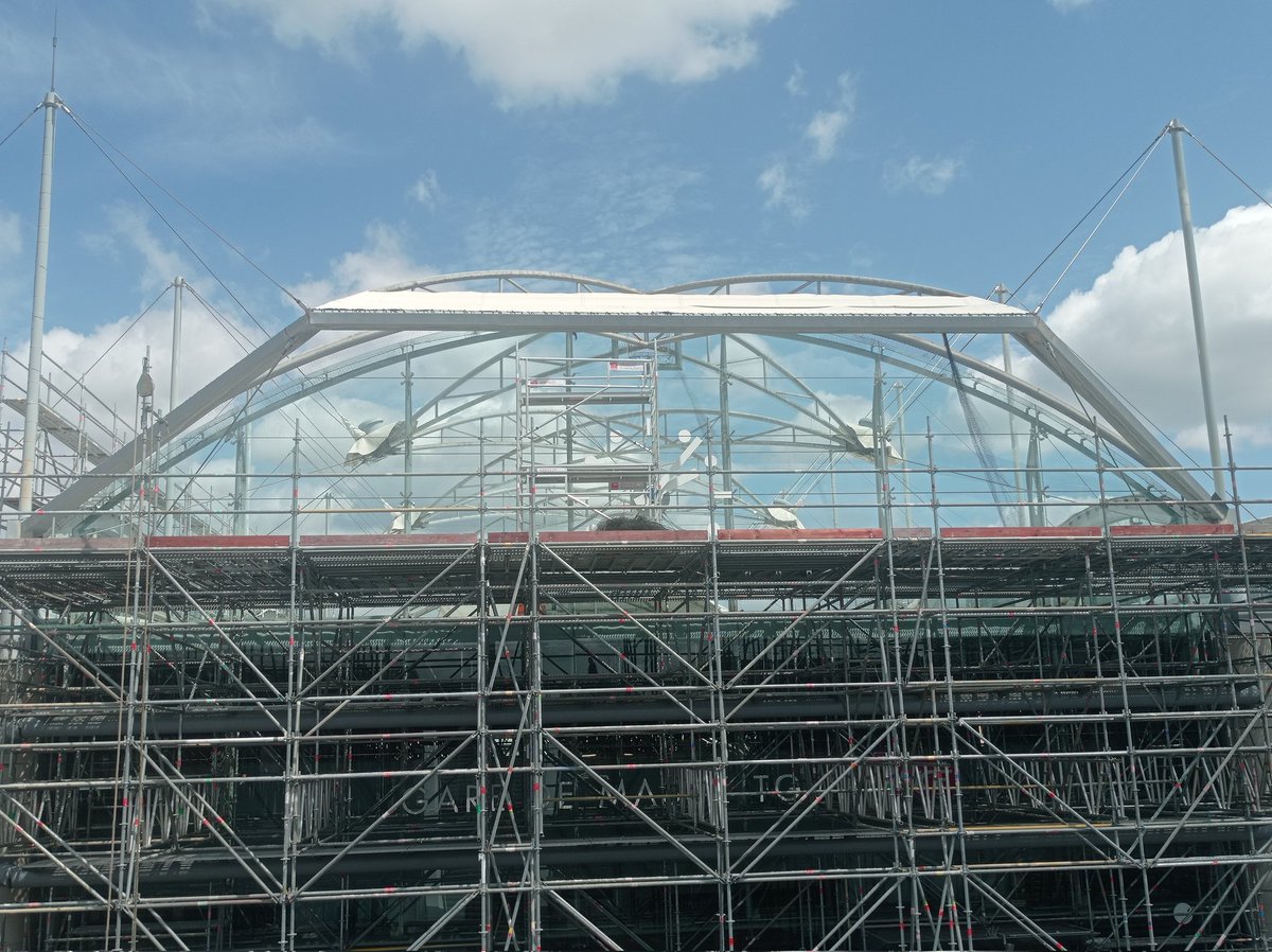 La gare de Massy TGV a perdu sa grande toile, qu'on se rassure, des travaux de réfection sont en cours et elle en retrouvera une toute neuve et plus étanche.

<a href="/SNCFVoyageurs/">SNCF Voyageurs</a> <a href="/villedemassy/">Ville de Massy</a> 

#TGV #Massy #SNCF