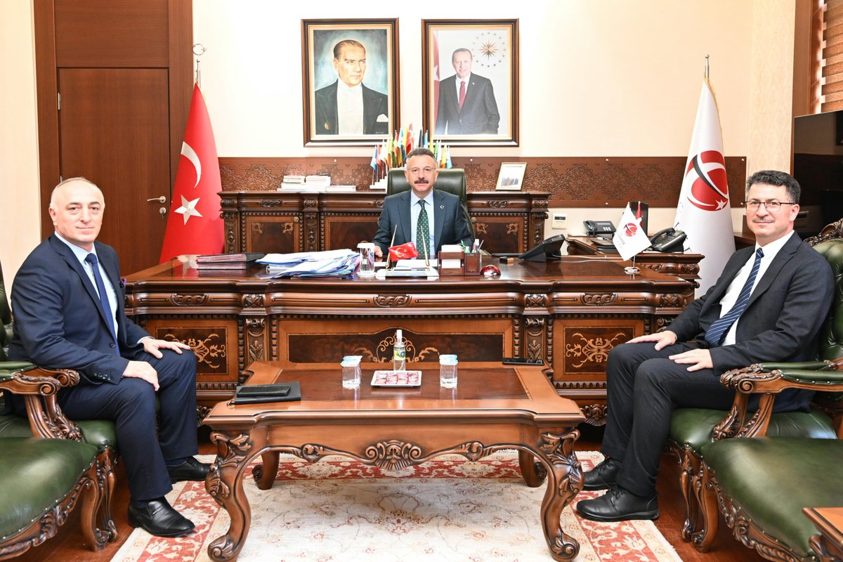 Eskişehir İl Tarım ve Orman Müdürü olarak atanan Yüksel Çil ile Mardin İl Tarım ve Orman Müdürü olarak atanan Ender Muhammed Gümüş Valimiz Sayın Hüseyin Aksoy’u ziyaret etti.
<a href="/ValiAKSOY/">Hüseyin AKSOY</a>
#eskişehir 
<a href="/tarimeskisehir/">Eskişehir İl Tarım ve Orman Müdürlüğü</a>
