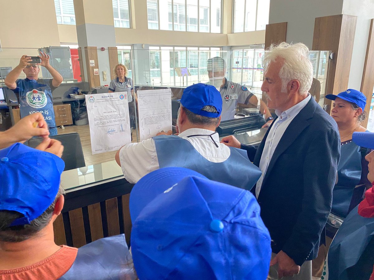 KOOP-İŞ SENDİKASI HAZİNE VE MALİYE BAKANLIĞI'NDA GREV KARARI İLAN ETTİ

Yaklaşık 600 bin kamu işçisini ilgilendiren Kamu Toplu İş Sözleşmeleri Çerçeve Protokolü görüşmelerinde anlaşma sağlanamaması üzerine, Sendikamızın örgütlü olduğu Hazine ve Maliye Bakanlığında üyelerimiz ile