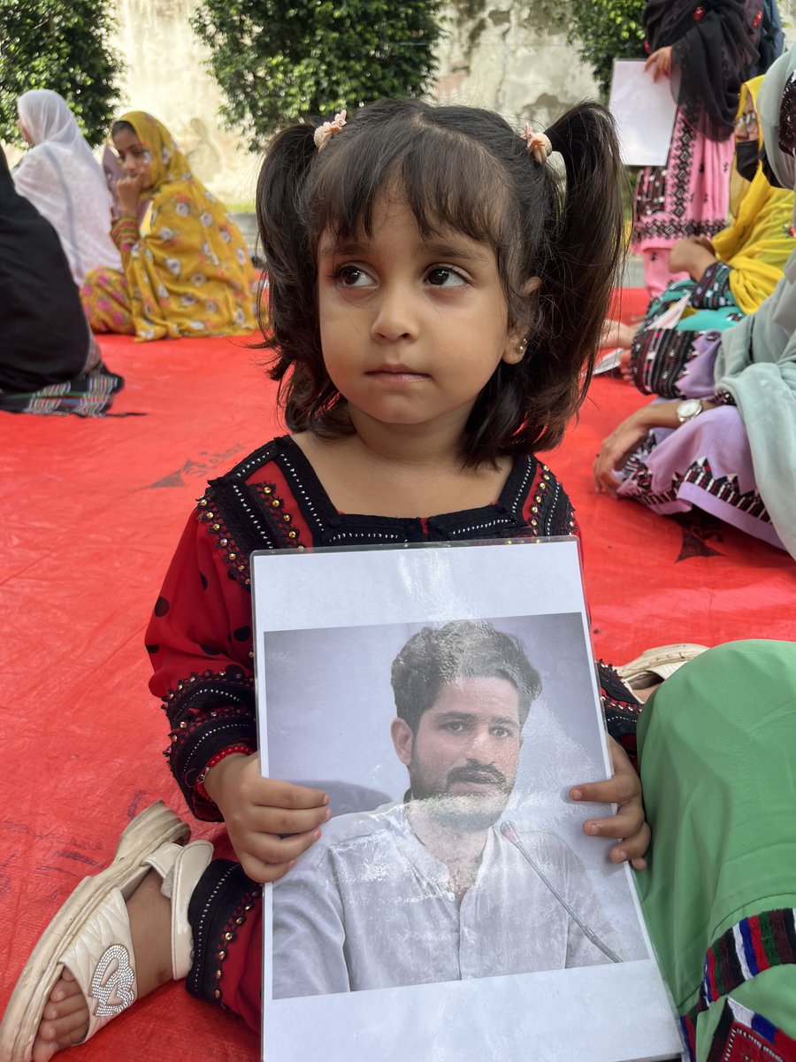 AlifyaSohail's tweet photo. On the 16th day of BYC’s Islamabad sit-in, little Sharul asks: Where is Balach? If he has committed a crime, why doesn’t the state try him in a court of law? If the state didn’t disappear him, why does it refuse to file an FIR? Despite eyewitnesses of the abduction, if Balach went to the mountains, whose responsibility is it to trace him and provide evidence?