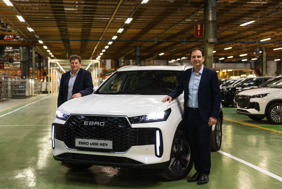 ebro_ev's tweet photo. Sumamos 75 nuevos trabajadores en la #EBROFactory, activamos el turno de noche y superamos los 900 empleados.

🤖 Robots de última generación, 5.000 unidades vendidas y el EBRO s400 despegando.

🗣 Pedro Calef: “#EBRO ya es una realidad sólida que no para de crecer.” https://t.co/NYjTLVl4Qw