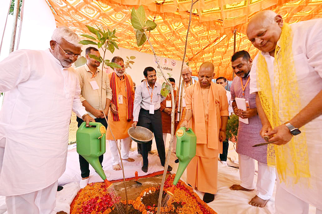 'पूज्यपाद' गोस्वामी तुलसीदास जी महाराज की जयंती के पावन अवसर पर आज जनपद चित्रकूट स्थित दीनदयाल शोध संस्थान के तुलसी कृषि विज्ञान केंद्र, गनीवां में उनकी दिव्य एवं भव्य प्रतिमा का अनावरण हुआ।

इस अवसर पर 'एक पेड़ माँ के नाम-2.0' अभियान के अंतर्गत पौधरोपण भी किया।

चित्रकूट के