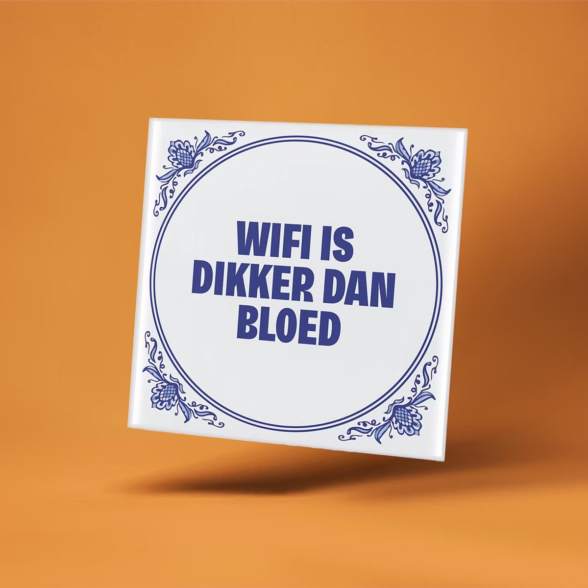 MetBabett's tweet image. 💻❤️ Bestel dit tegeltje en hang ’m naast je router. Of op het toilet, want daar is meestal de slechtste verbinding! 

metbabett.nl/product-page/n… #Nieuwespreekwoorden