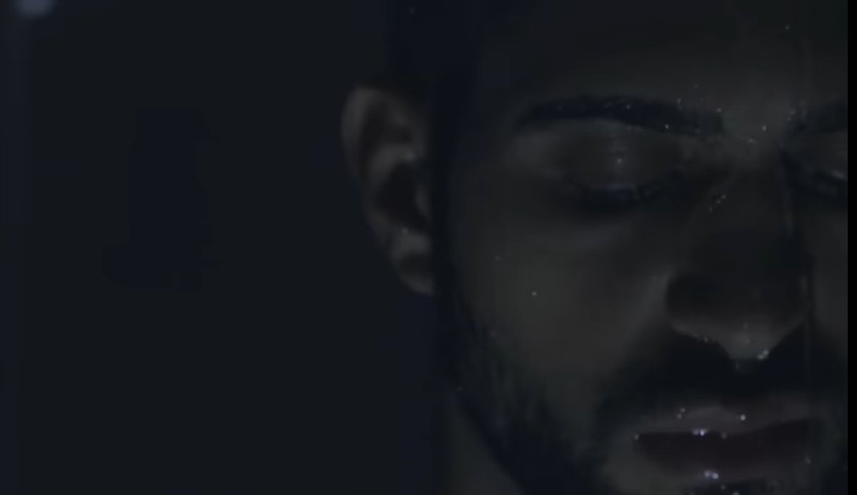 Psiche2112's tweet photo. Non so se è voluto o casuale il ripetersi di queste immagini, ma amo l'evoluzione di questo concept (anche se  esprime tristezza), la continuità dei temi e dell'estetica di Mahmood 💙🥺
#mahmood #dimentica #rapide #cocktaildamore https://t.co/eFhywoHF9C